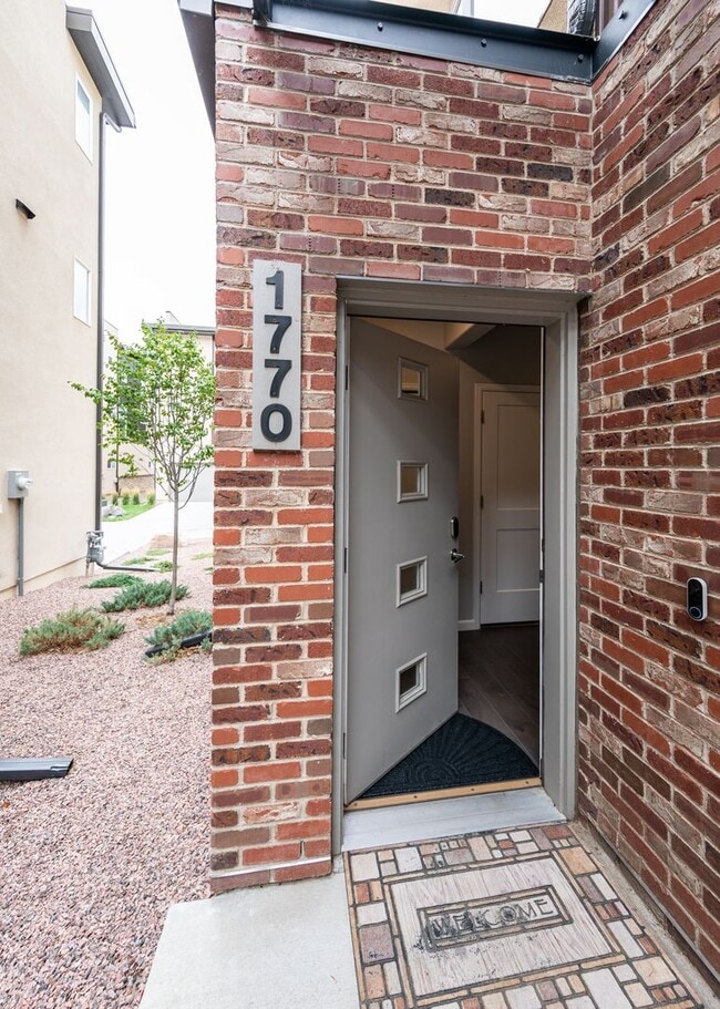 Building Photo - Urbanite Living near Downtown 3 Bed End Unit Townhouse