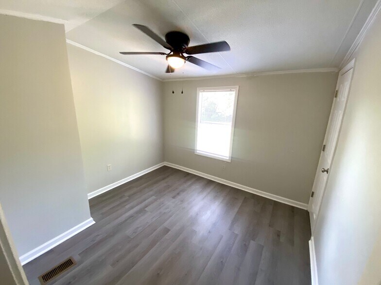 Building Photo - 102 Persimmon Dr