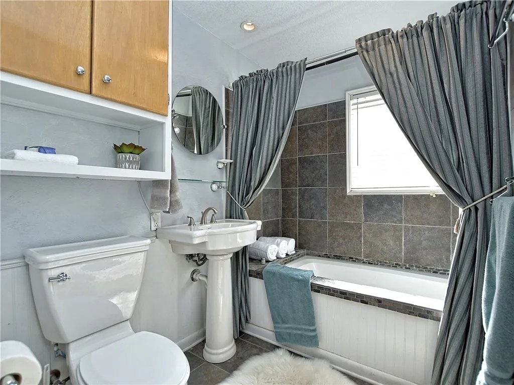 Building Photo - 614 S Groos St