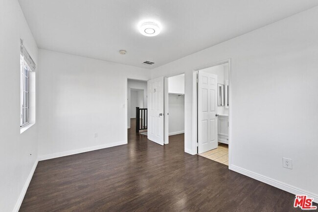 Building Photo - 1128 Irolo St