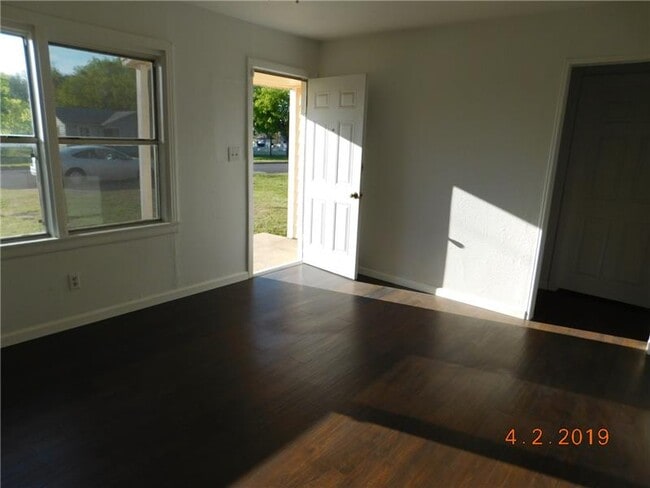 Building Photo - 407 North Dr