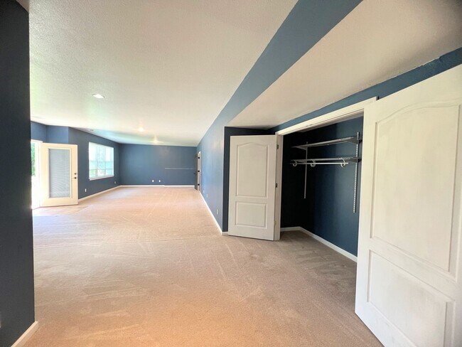 Building Photo - Fenced home close to FLW!