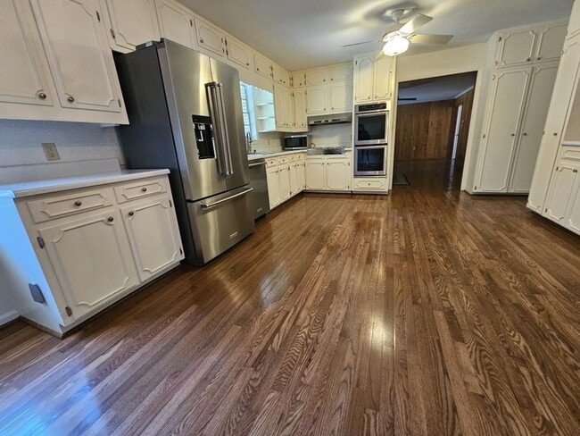 Building Photo - 1181 Lake Shore Cir