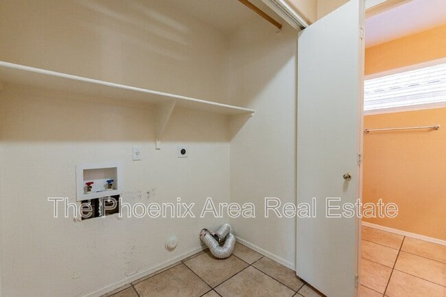 Building Photo - 1261 N Balboa Dr