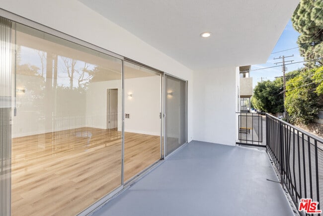 Building Photo - 621 San Vicente Blvd