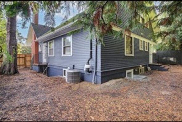 Building Photo - 7537 N Richmond Ave