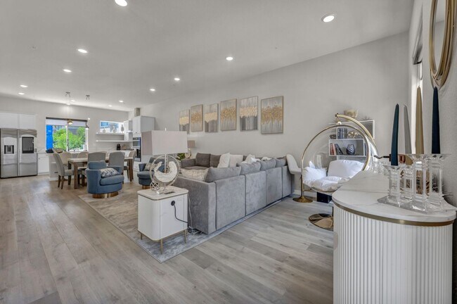 Building Photo - Fully Furnished Modern Townhome with utilities included and flexible lease options available