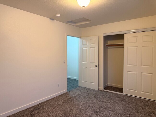 Building Photo - 2631-2631 Howard St