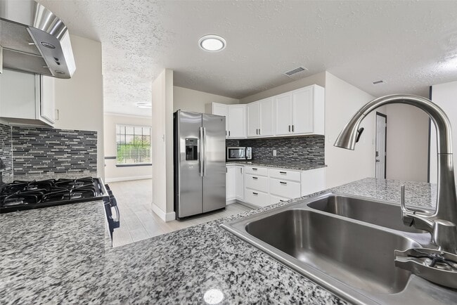 Building Photo - 7534 8 Willows Rd