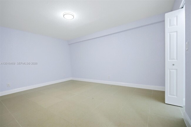 Building Photo - 10941 N Lakeview Dr