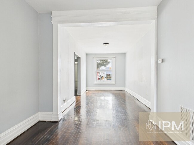 Building Photo - Available Now! Spacious 5 Bedroom, 1 Bath ...