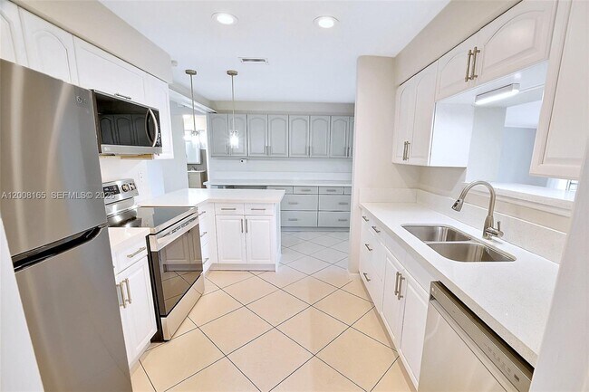 Building Photo - 5051 SW 93rd Ave