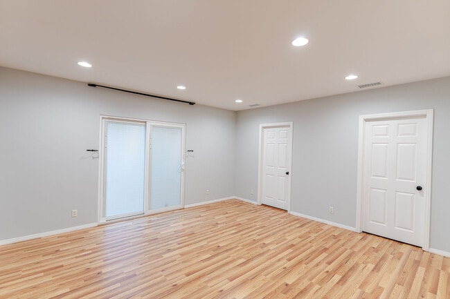 Building Photo - 640 E Valencia Ave