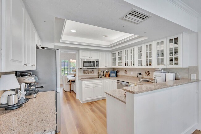Building Photo - Luxury 5 Bed/4 Bath Pool Home on a Golf Course in Central Sarasota
