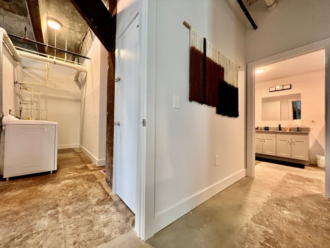 Building Photo - Swanky, Funky, Groovy, loft space Cincinnati, Ohio