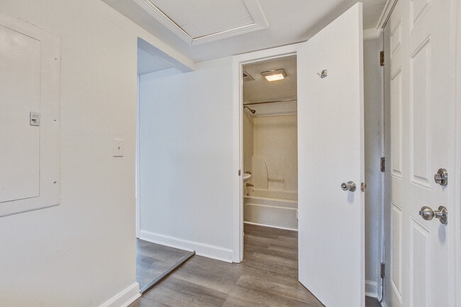 Building Photo - 4716 Mint Ave