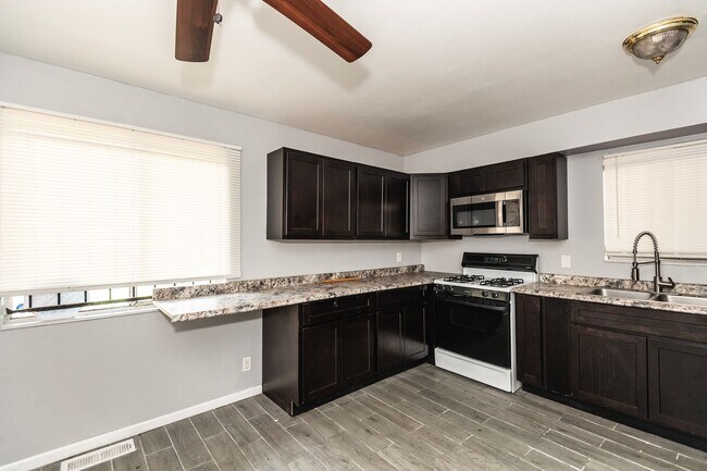 Building Photo - Spacious 4 Bed 2 Bath