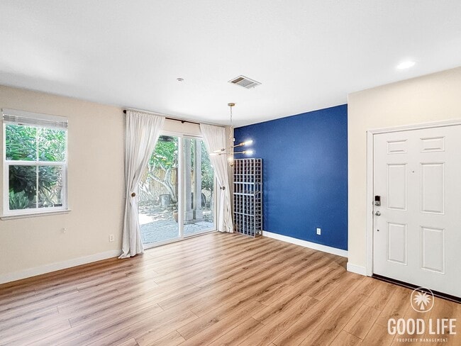 Building Photo - Stunning 3BD/2.5BA Townhouse in Eastlake W...
