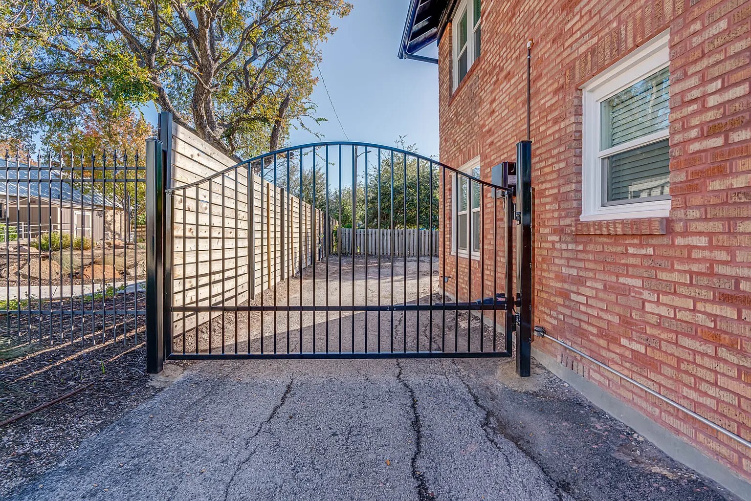 Security Gate - 316 W Cypress St