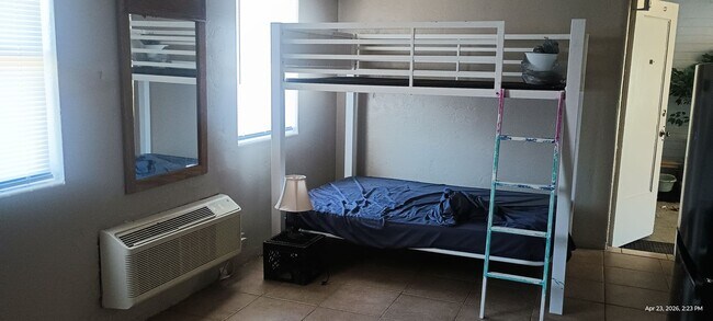 Building Photo - Furnished Beachside Studio