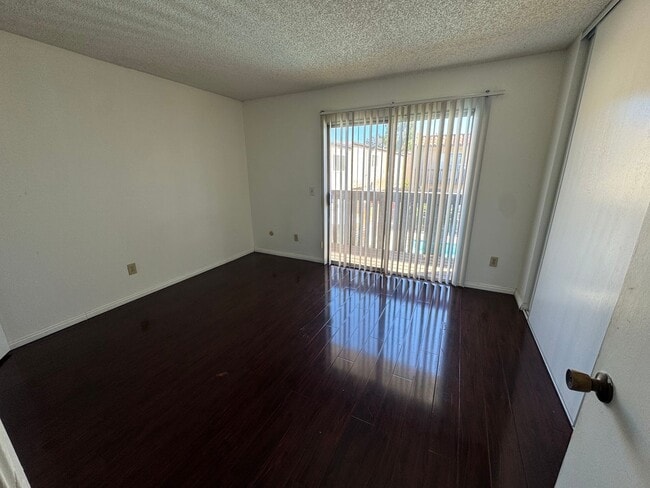 Building Photo - 2 bed - 1.5 bath townhouse