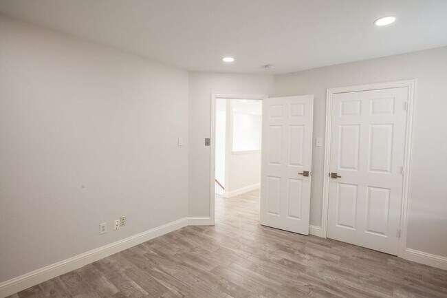Building Photo - 9900 Presthope Dr