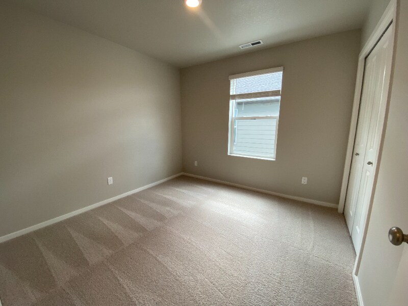 Building Photo - 3550 SW Snowberry Ave
