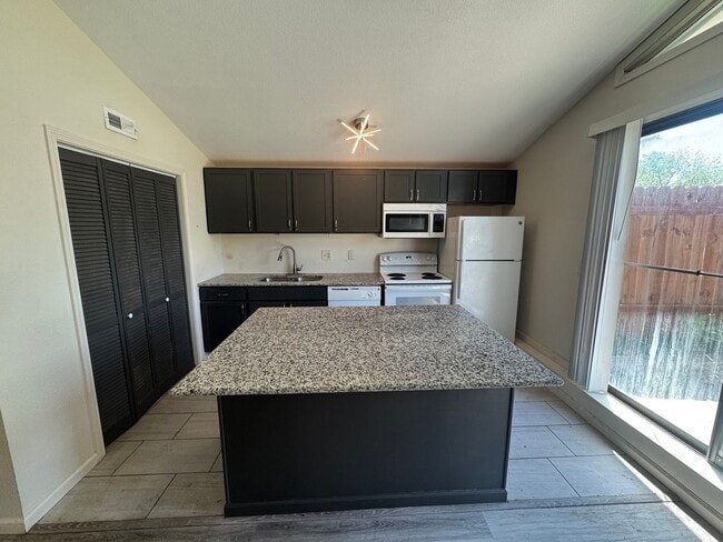 Building Photo - $1000- 3 bed 1 bath - Single Family Home