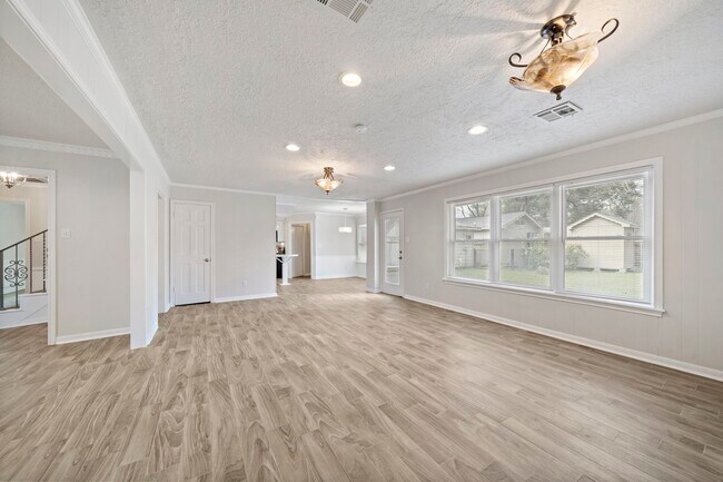 Building Photo - 6302 Hickorycrest Dr