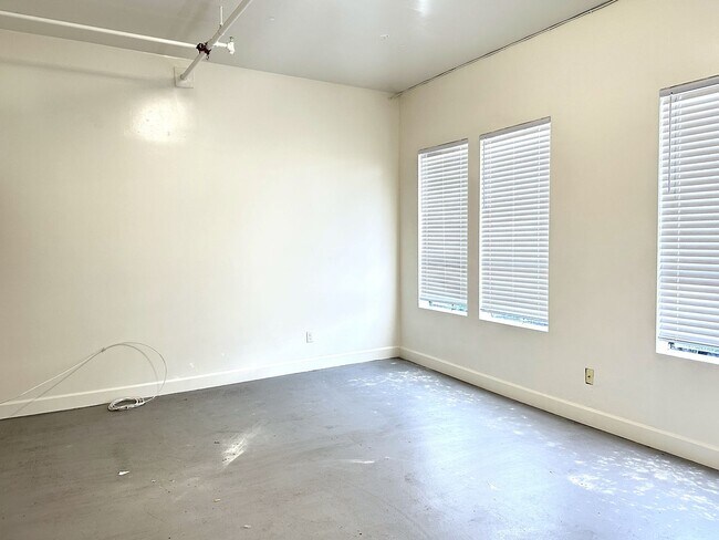 Building Photo - Chapman