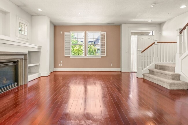 Building Photo - Must See! Luxury Townhome in West Sylvan Hills - Clubhouse/Pool/Garage!