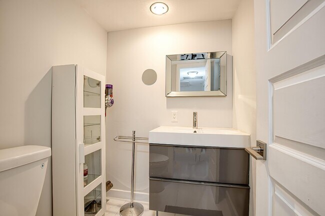 Building Photo - 2950 N Palm Aire Dr