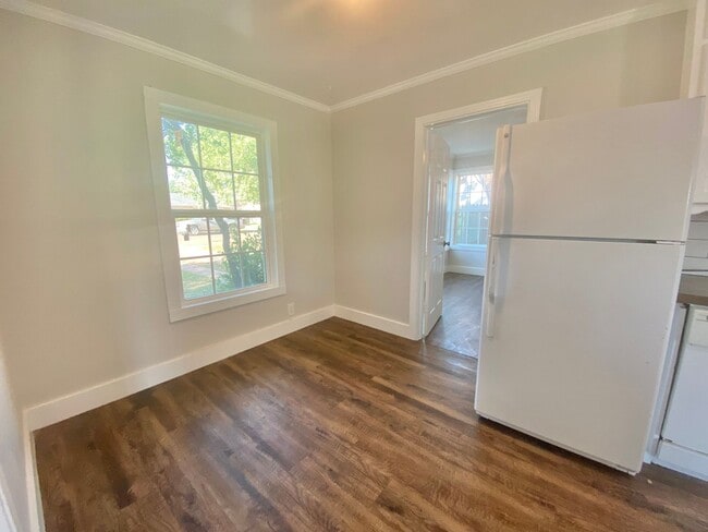 Building Photo - Pre- leasing now for 3/2 home near Maxey Park and Covenant Hospital