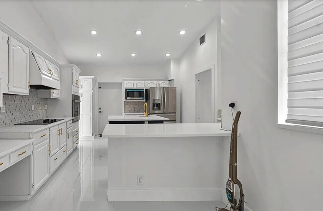 Building Photo - 4031 Coral Hills Dr