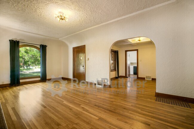 Building Photo - 1404 Marquette Pl NE