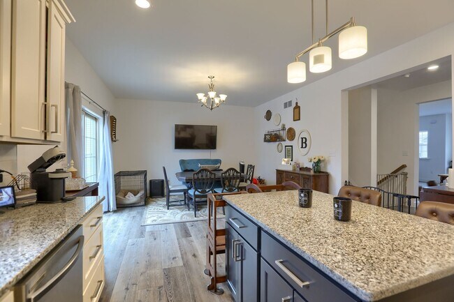 Building Photo - 4 bedroom townhome