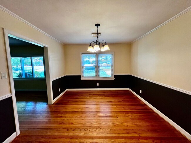 Building Photo - Brick ranch on half acre lot in Virginia B...