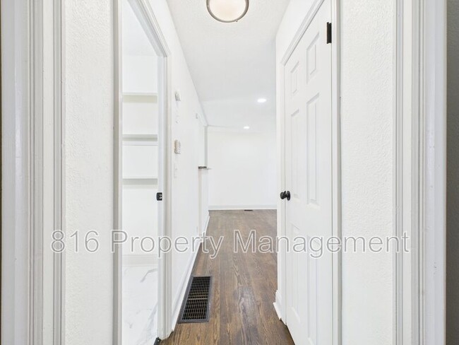 Building Photo - 1406 N Ponca Dr