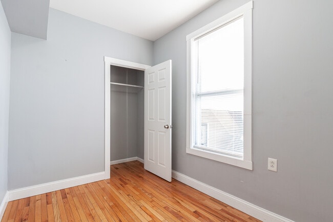 Building Photo - 2968 N Ridgeway Ave