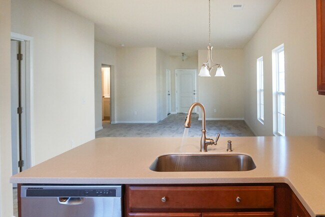 Building Photo - **$500 off First Months rent** Lovely 3 bedroom 2 Bath Ranch with 2 Car Garage in Goose Creek