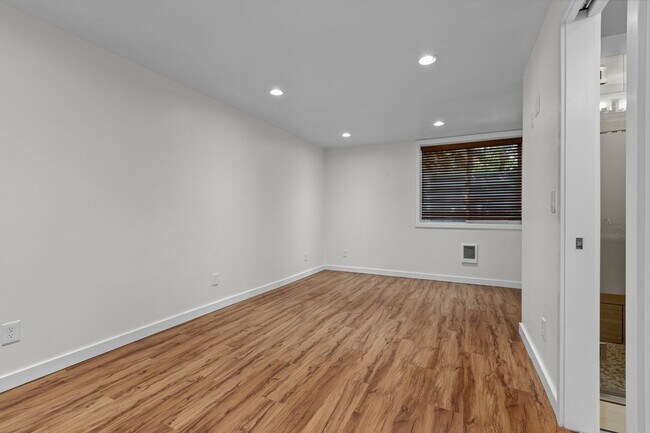 Building Photo - 3616 33rd Ave W