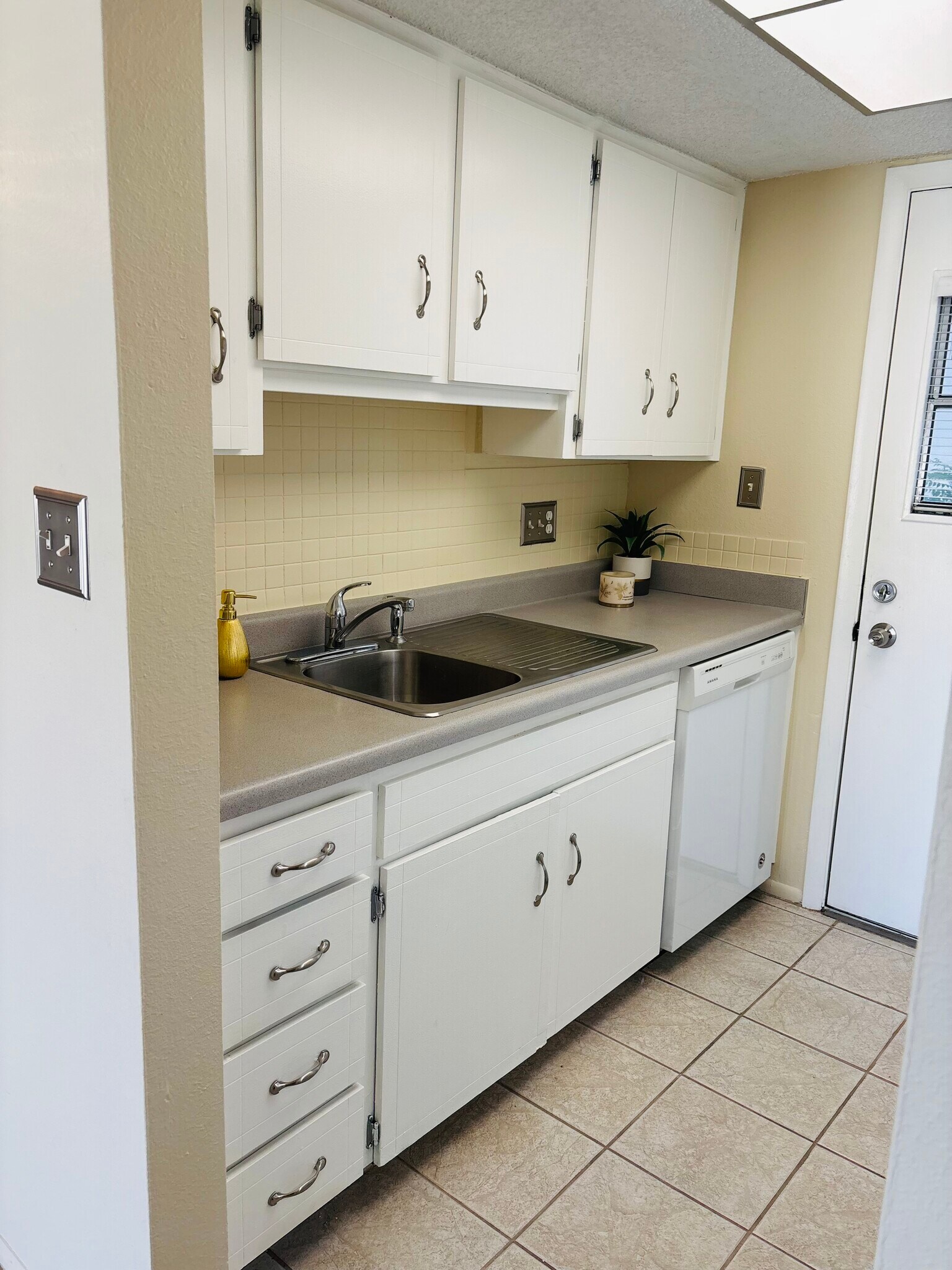 Kitchen - 1127 King Arthur Ct