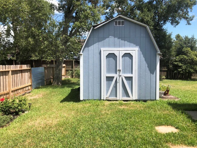 Building Photo - 306 Cres View St