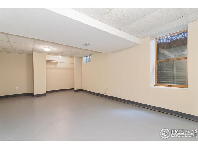 Building Photo - Charming 4-Bedroom Ranch in Prime Location...