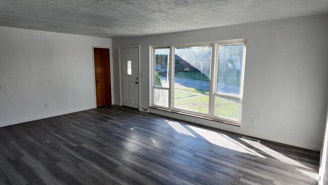 Building Photo - 2660 Sandhurst Dr