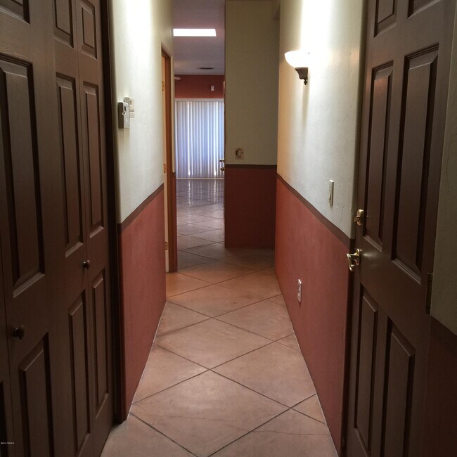 Building Photo - 3602 N Crest Ranch Dr