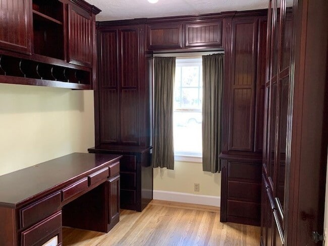 Building Photo - Adorable Three Bedroom, One-story Home in ...