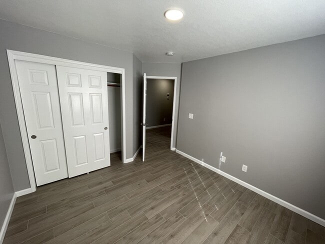 Building Photo - 2800 E Valley Oaks Dr