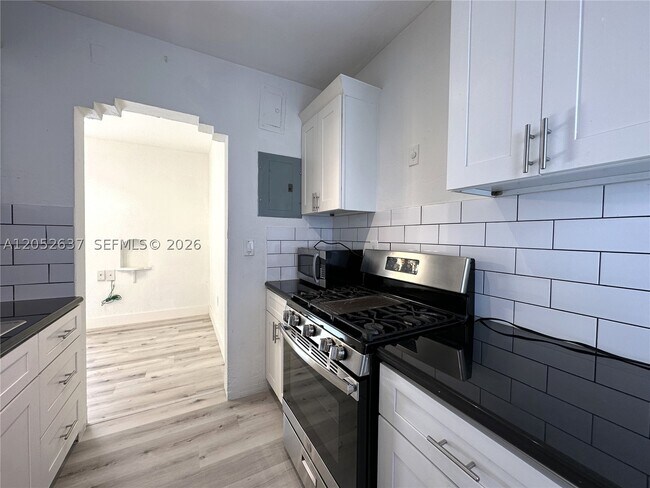 Building Photo - 955 Bay Dr E