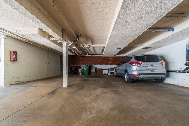 Building Photo - Cozy Condo in Manhattan Beach!